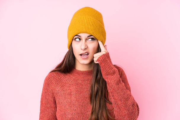 Giovane donna caucasica con un berretto di lana che mostra un gesto di delusione con indice. - Foto, immagini