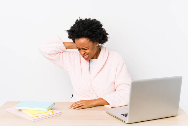 Афроамериканська жінка середнього віку, яка працює вдома, відчула біль у шиї через сидячий спосіб життя.. - Фото, зображення