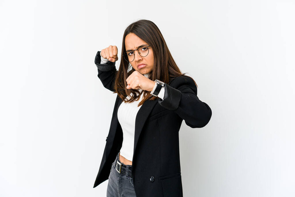 Junge Geschäftsfrau mit gemischter Rasse isoliert auf weißem Hintergrund wirft einen Schlag, Wut, Kampf wegen eines Streits, Boxen. - Foto, Bild
