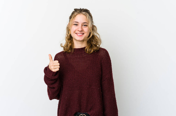 Young caucasian woman on white backrgound smiling and raising thumb up - Foto, Bild