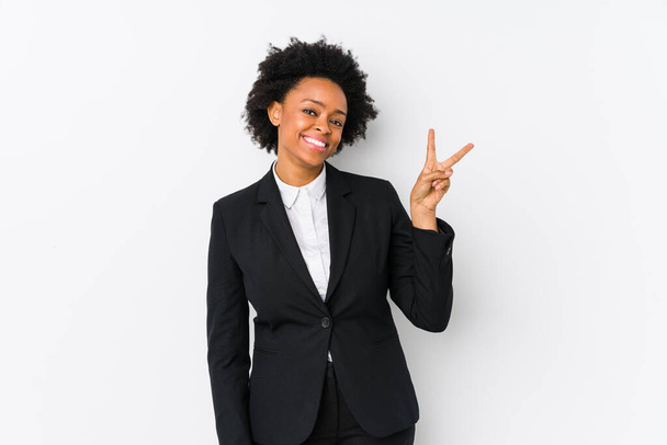 Μεσήλικη αφροαμερικανίδα επιχειρηματίας σε λευκό φόντο απομονωμένη χαρούμενη και ανέμελη δείχνοντας ένα σύμβολο ειρήνης με δάχτυλα.. - Φωτογραφία, εικόνα