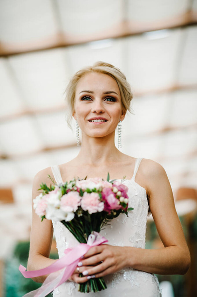 Portrait of attractive bride with wedding bouquet. - Foto, imagen