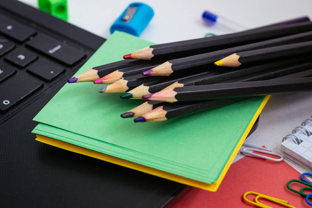 školní papírnictví poznámkový blok, tužky, psací papír na světlém pozadí - Fotografie, Obrázek