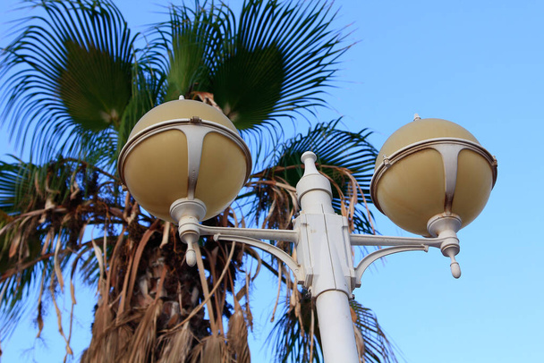 un lampadaire moderne dans la rue pendant la journée - Photo, image