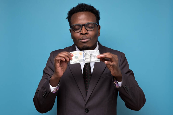 Exitoso y rico empresario africano que le muestra el dinero - Foto, imagen