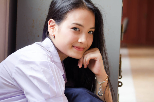Taylandlı liseli üniformasının portresi. Genç güzel kız mutlu ve rahat. - Fotoğraf, Görsel