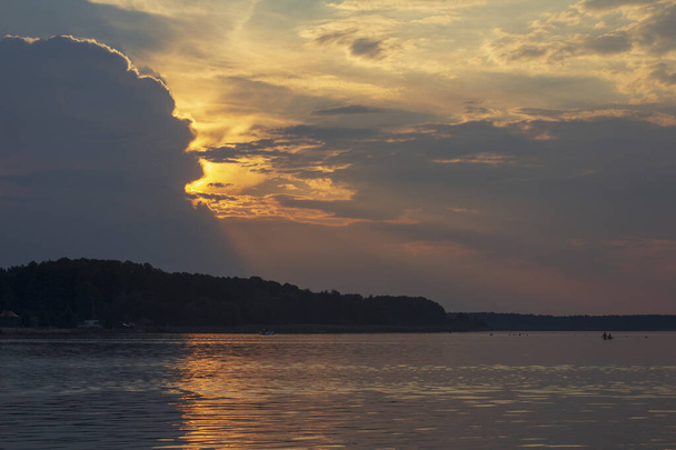 Immagine orizzontale di un tramonto su un lago. Sole della sera. - Foto, immagini