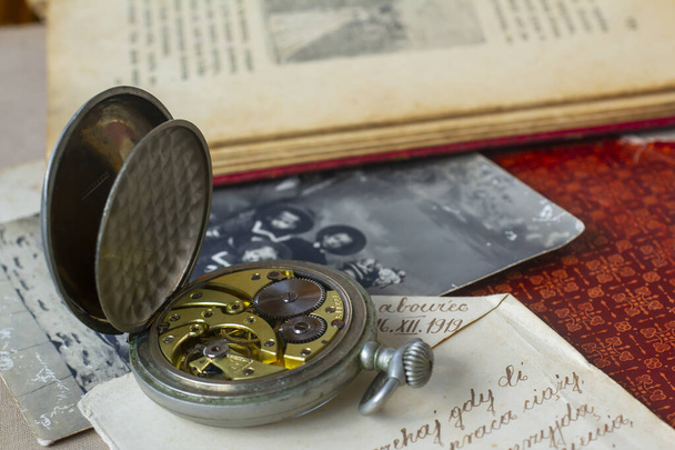 Антикварные карманные часы с викторианскими предметами. Старые книги и фотографии. Карманные часы крупным планом. - Фото, изображение