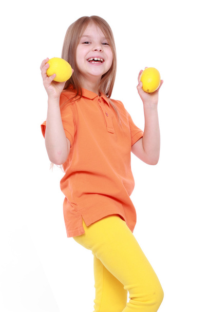 Girl with lemons - Foto, afbeelding