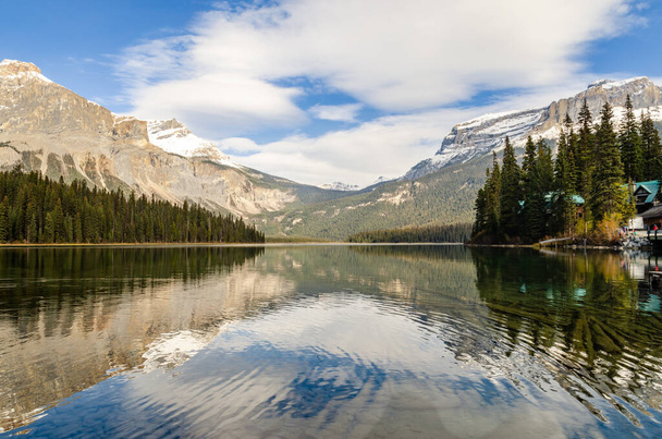 Потрясающий вид на природу Изумрудного озера с отблеском Скалистых гор в национальном парке Йохо, Британская Колумбия, Канада - Фото, изображение