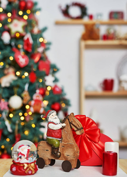 Décor d'arbre de Noël fond. Joyeux Noël carte de voeux. Bonne année ! Chambre de Noël avec arbre et éclairage bokeh festif. Des jouets de Noël. Vacances d'hiver et vacances. - Photo, image