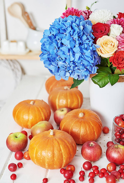 Herfst oogst pompoen achtergrond. Pompoenen, appels en bloemen op tafel. Thanksgiving tafel. Begrepen, ruimte. Halloween of seizoensgebonden herfstvakantie. Ontwerp modelleert. Wenskaart. Val keuken - Foto, afbeelding