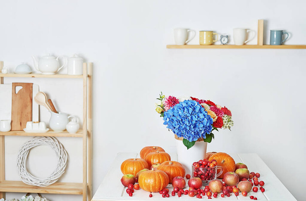 Herfst oogst pompoen achtergrond. Pompoenen, appels en bloemen op tafel. Thanksgiving tafel. Begrepen, ruimte. Halloween of seizoensgebonden herfstvakantie. Ontwerp modelleert. Wenskaart. Val keuken - Foto, afbeelding