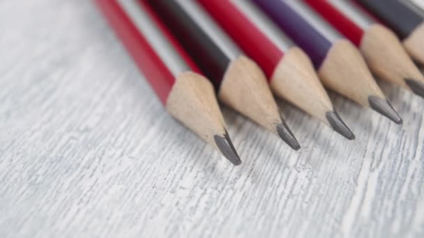 Többszínű grafit ceruzák gyűjteménye egy fából készült felületen. Makrofelvétel - Felvétel, videó
