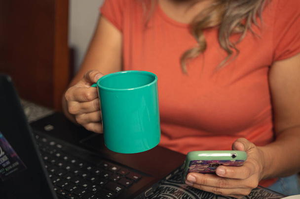 девушка компьютер работает изучает чтение наушников кафе - Фото, изображение