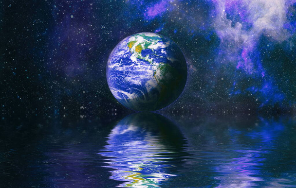 Schöner ungewöhnlicher Raumplanet im All, der sich im Wasser widerspiegelt. Unsere schöne Erde im Reflex des Wassers mit Blick auf den Weltraum, Galaxiensterne am Nachthimmel, Elemente dieses Bildes von der NASA , - Foto, Bild