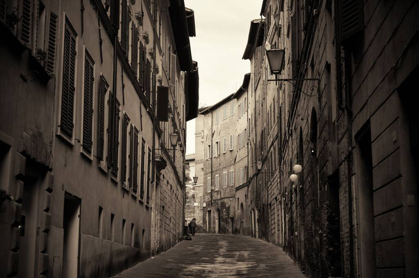 Siena, İtalya 'da eski binalarla sokak manzarası. - Fotoğraf, Görsel