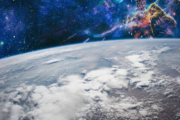 Tähtitaivas sateenkaaren väreissä. Monivärinen ulkoavaruus. Tähtikenttä ja tähtisumu ulkoavaruudessa monta valovuotta kaukana Maasta. Elementit tämän kuvan kalustettu NASA. - Valokuva, kuva