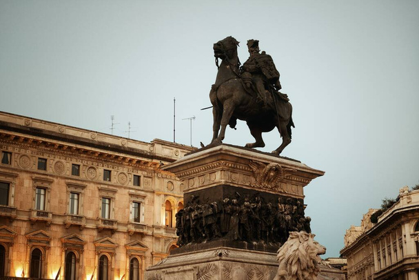Monumento al rey Víctor Manuel II en la Plaza de la Catedral o Piazza del Duomo en italiano. Milán, Italia. - Foto, imagen