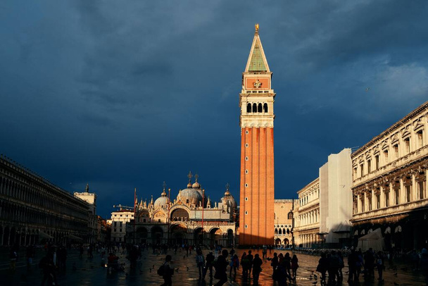 Venedik, İtalya 'daki Piazza San Marco' daki çan kulesi ve tarihi binalar. - Fotoğraf, Görsel
