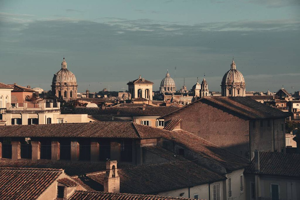 Widok na dach rzymskiej architektury historycznej i panoramy miasta. Włochy. - Zdjęcie, obraz