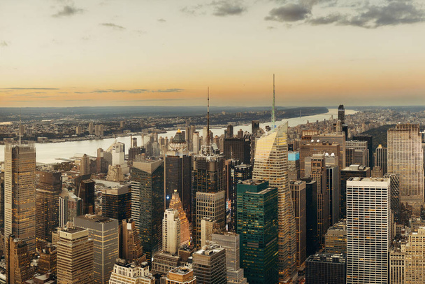 高層ビルや都市の街並みと日没のニューヨーク市のミッドタウンスカイライン. - 写真・画像