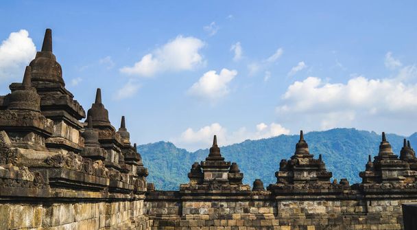 Borobudur Ναός στην Ινδονησία, Νοτιοανατολική Ασία, Μνημείο Παγκόσμιας Κληρονομιάς της UNESCO, μπλε του ουρανού και ηλιόλουστο ζεστό καιρό το καλοκαίρι, καλύτερη εποχή για να επισκεφθείτε την Ινδονησία, περιήγηση στα αξιοθέατα - Φωτογραφία, εικόνα