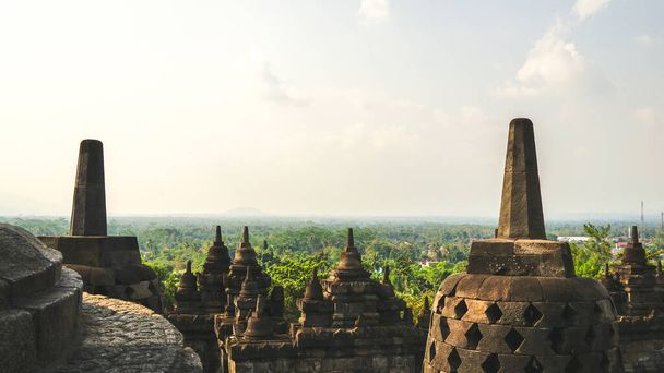 Templo de Borobudur na Indonésia, Sudeste Asiático, Patrimônio Mundial da UNESCO, céu azul e clima quente ensolarado no verão, melhor temporada para visitar a Indonésia, passeio turístico - Foto, Imagem