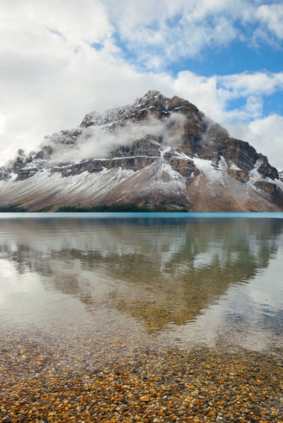 Montañas y reflexión forestal en Bow Lake con niebla en el Parque Nacional Banff, Canadá. - Foto, imagen