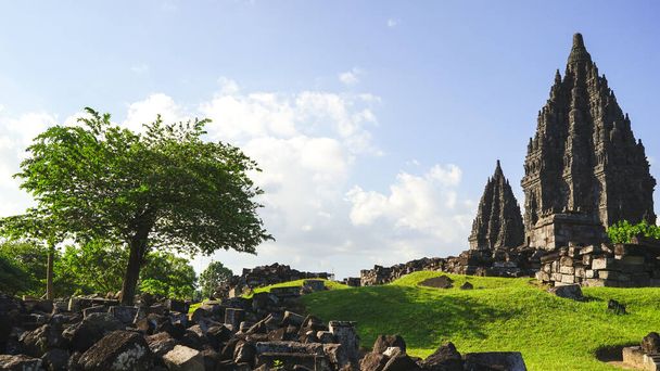 Tempio di Pranbanan in alta stagione, Patrimonio dell'Umanità UNESCO, concetto di vacanza estiva, Sud Est asiatico, soft focus - Foto, immagini