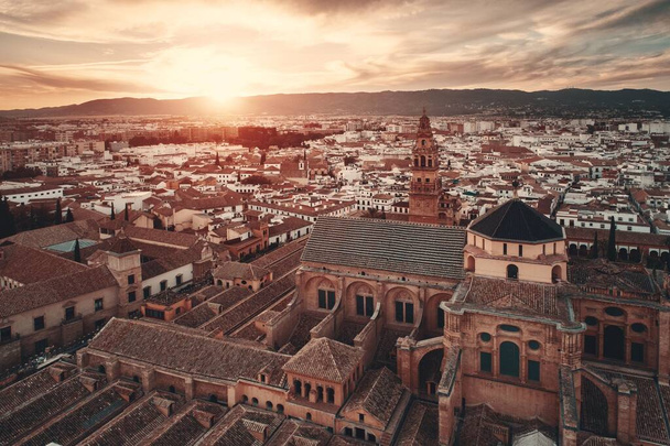 De moskeeKathedraal van Cordoba vanuit de lucht bij zonsondergang in Spanje. - Foto, afbeelding