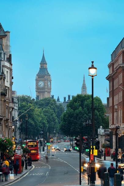 LONDRES, Reino Unido - SEP 27: London Street view with busy traffic on September 27, 2013 in London, UK. Londres es la ciudad más visitada del mundo y la capital del Reino Unido. - Foto, imagen