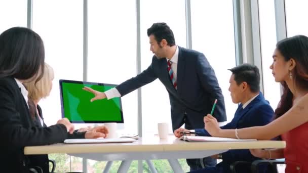 Επιχειρηματίες στην αίθουσα συνεδριάσεων με πράσινη οθόνη - Πλάνα, βίντεο