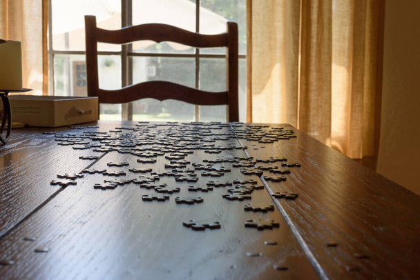 amplia vista angular de muchas piezas del rompecabezas extendidas sobre la mesa - Foto, Imagen