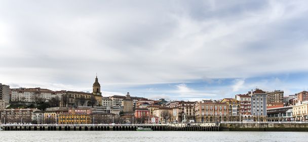 Vistas panorámicas del pueblo de Portugalete en Bizkaia, País Vasco, España
. - Foto, imagen