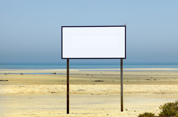 Espaço em branco na placa de praia
 - Foto, Imagem
