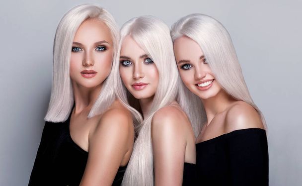 Tři krásné dívky s vlasy zbarvení v ultra blond. Stylové kadeře v salonu krásy. Móda, kosmetika a make-up - Fotografie, Obrázek
