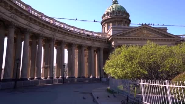 Panorama ulicy Sankt Petersburga, w środku kazańskiej katedry w słoneczny letni dzień - Materiał filmowy, wideo