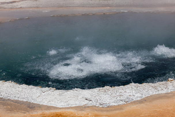Yellowstone Doğal Parkı 'nda beyaz kenarlı İbikli Havuz' un içindeki derin mavi kaynar su.. - Fotoğraf, Görsel