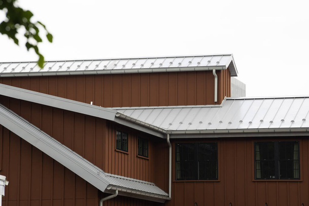 сучасний стенд-шов металевий дах з вікном даху, витяжки снігові охоронці дощовий жолоб
 - Фото, зображення