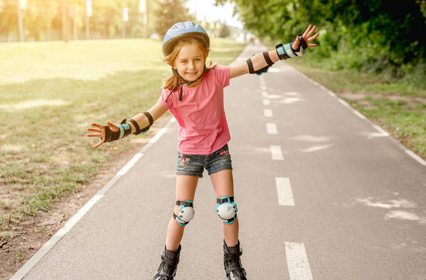 Little girl skating on roller blades - Fotografie, Obrázek