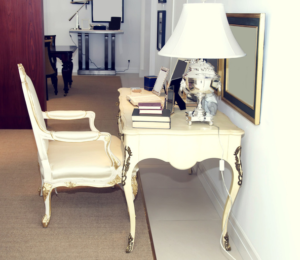 Ufficio con comoda sedia e tavolo in legno
 - Foto, immagini