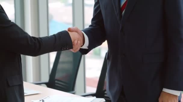 Gente de negocios apretón de manos con amigo en la oficina - Metraje, vídeo