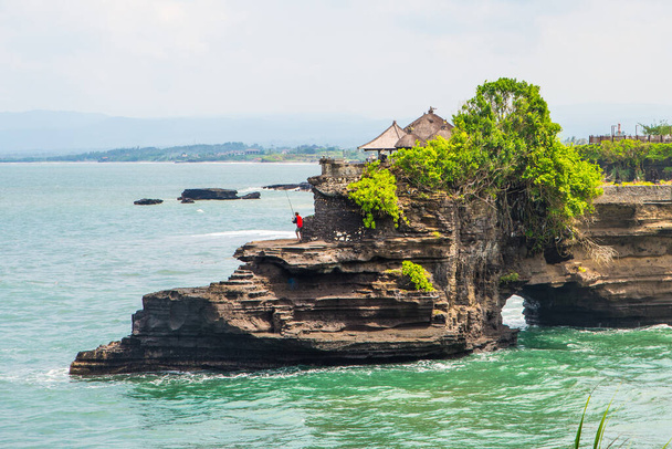 Bali 'deki Tanah Lot su tapınağı. Endonezya doğa manzarası. Tanah Lot, Endonezya 'nın Bali adasında bir kaya oluşumu. Eski Hindu hac tapınağına ve Endonezya 'nın ana tapınaklarından birine ev sahipliği yapar.. - Fotoğraf, Görsel