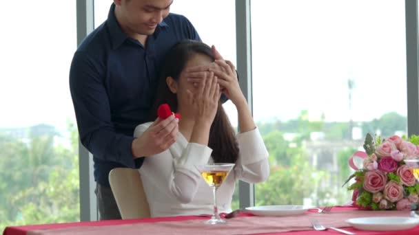 Ευτυχισμένο ρομαντικό ζευγάρι τρώει μεσημεριανό γεύμα στο εστιατόριο - Πλάνα, βίντεο