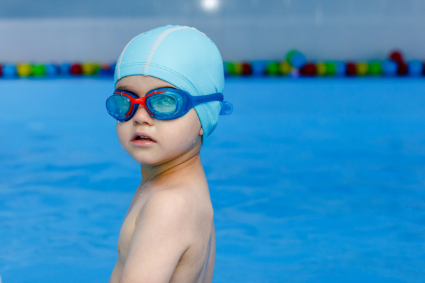 jovem nadador profissional em boné azul pronto para nadar na piscina wather - Foto, Imagem