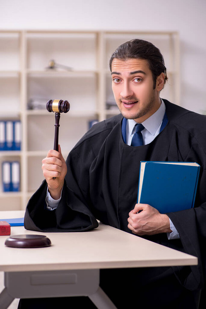 Jovem juiz do sexo masculino trabalhando no tribunal - Foto, Imagem