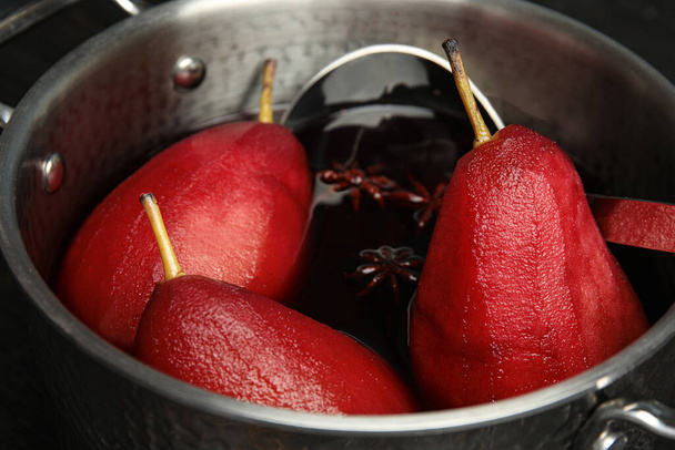Poaching pears in mulled wine, closeup view - Foto, afbeelding