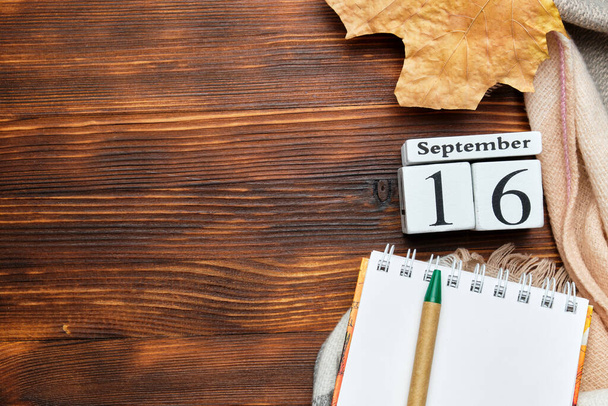 Шестнадцатый день осеннего месяца календарь сентябрь с копировальной площади. - Фото, изображение