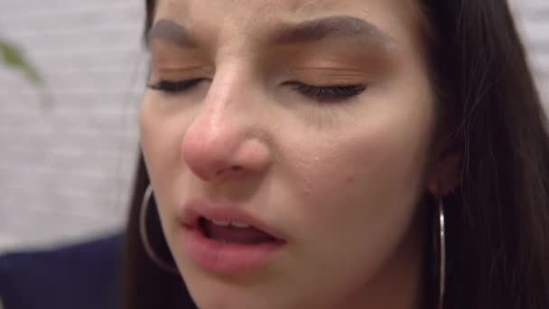 Ziekte vrouw druipende neus met snot, ziek meisje close-up, gebruik spray, virus - Video